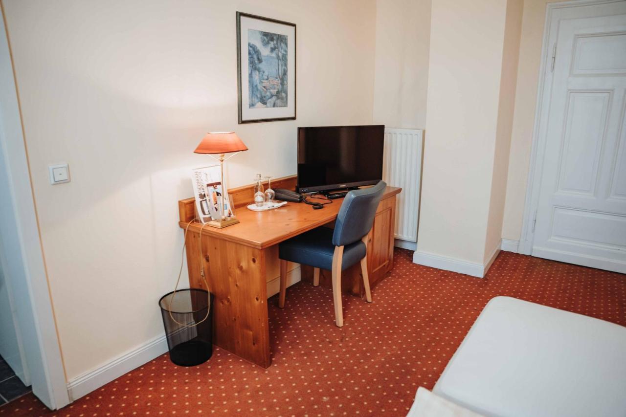Hotel Am Wallgraben Брилон Экстерьер фото