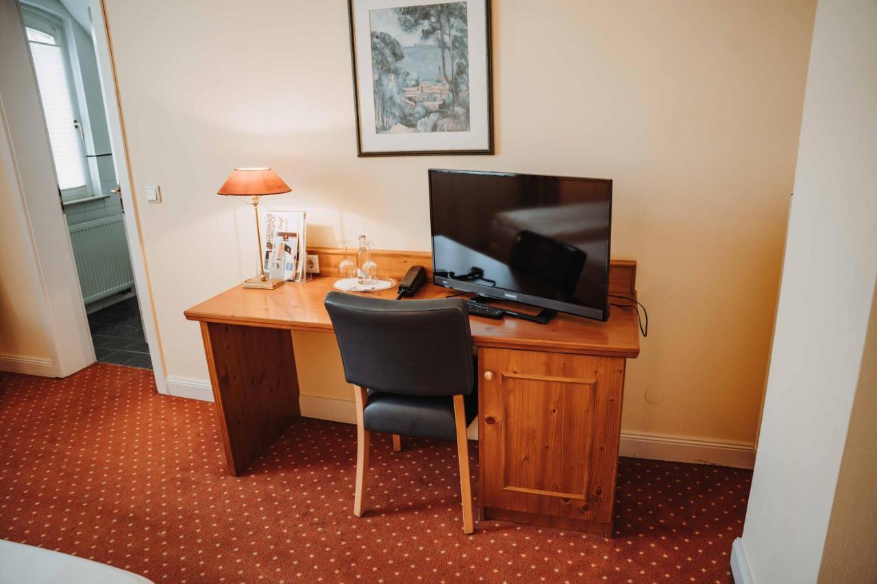 Hotel Am Wallgraben Брилон Экстерьер фото